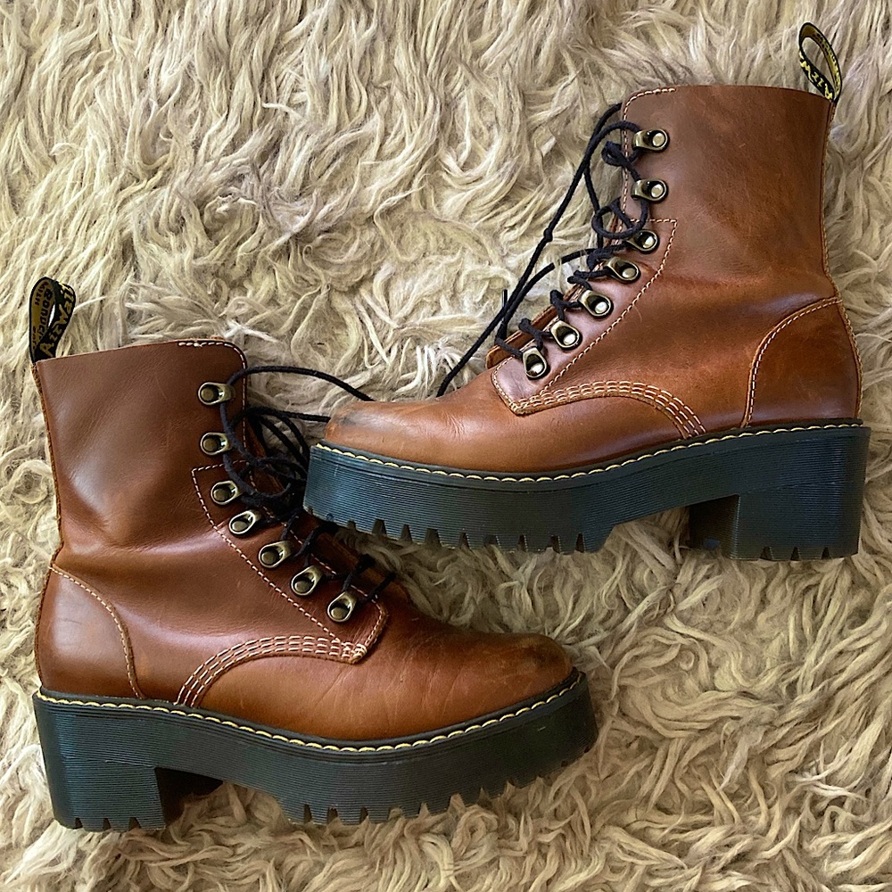 Doc Marten’s Leona women sz 8 🤎✨